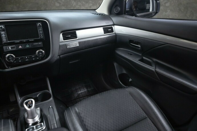mitsubishi-outlander-plug-in-petrol-2015-big-26
