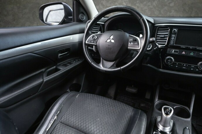 mitsubishi-outlander-plug-in-petrol-2015-big-25