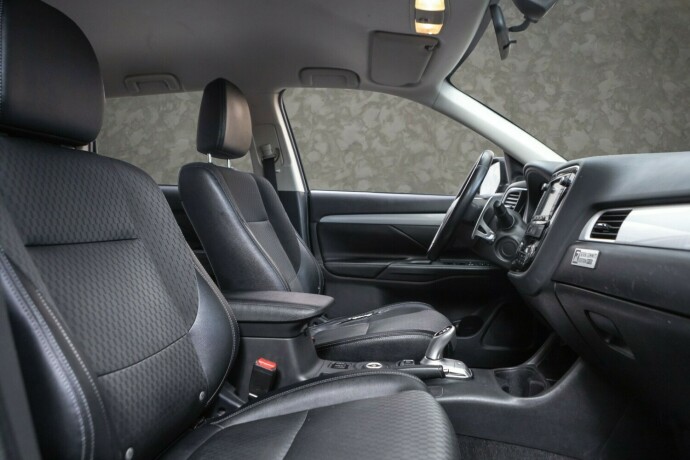 mitsubishi-outlander-plug-in-petrol-2015-big-27