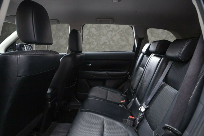 mitsubishi-outlander-plug-in-petrol-2015-big-23