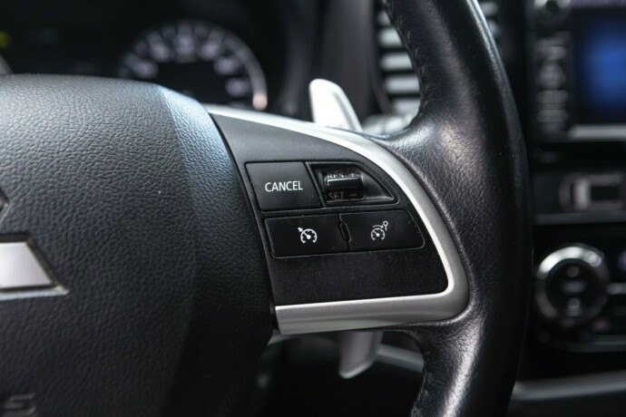 mitsubishi-outlander-plug-in-petrol-2015-big-12