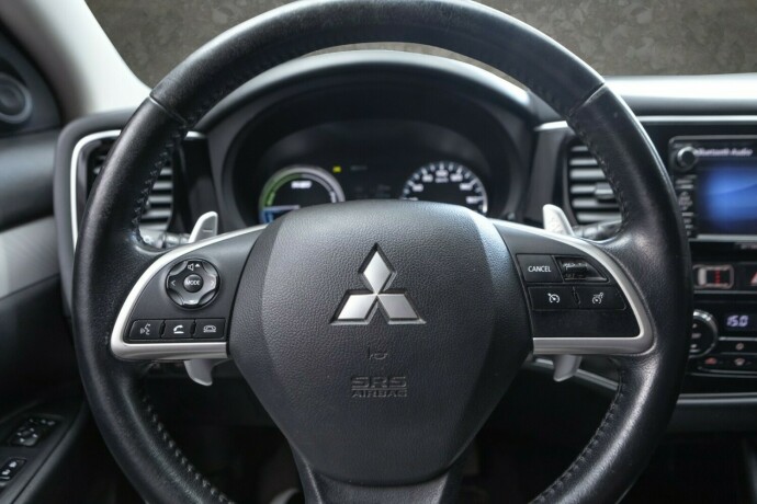 mitsubishi-outlander-plug-in-petrol-2015-big-10