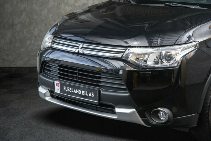 mitsubishi-outlander-plug-in-petrol-2015-big-2