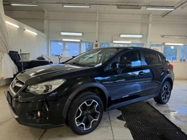 subaru-xv-bensin-2013-big-1