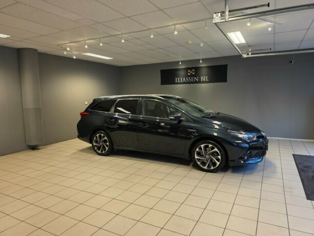 toyota-auris-elektrisitetbensin-2016-big-2