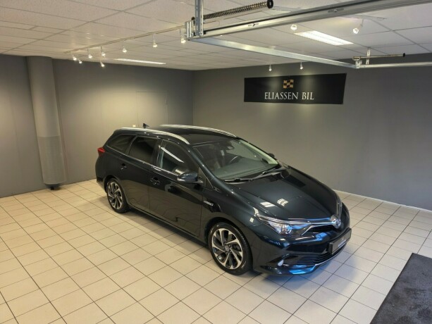 toyota-auris-elektrisitetbensin-2016-big-1