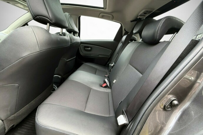 toyota-yaris-elektrisitetbensin-2016-big-36
