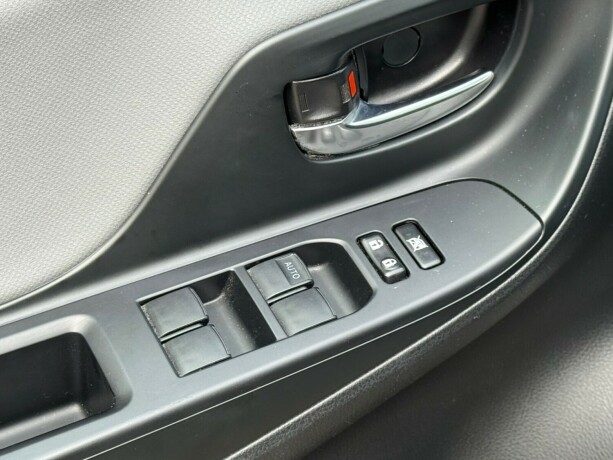 toyota-yaris-elektrisitetbensin-2016-big-18