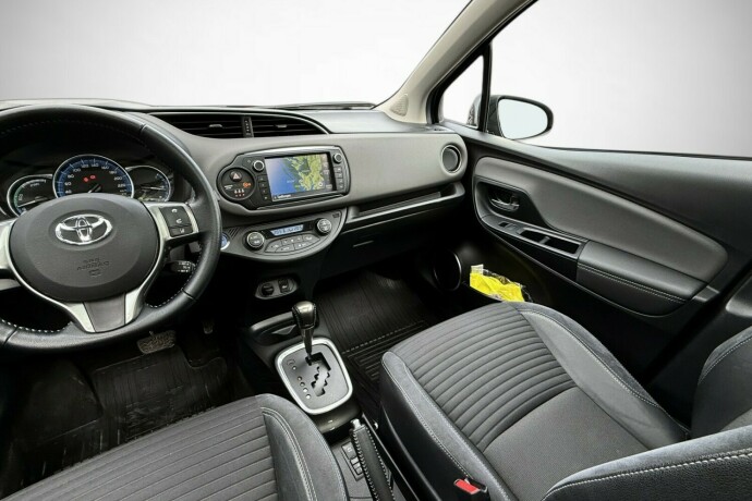 toyota-yaris-elektrisitetbensin-2016-big-38