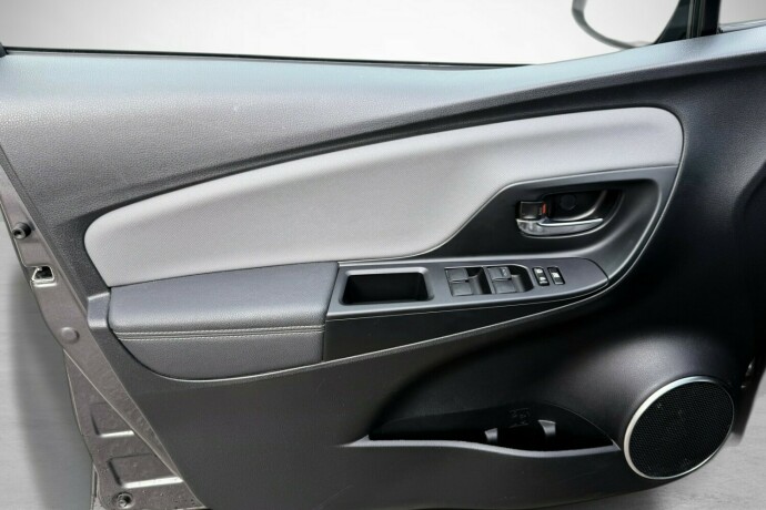 toyota-yaris-elektrisitetbensin-2016-big-17