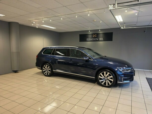 volkswagen-passat-plug-in-petrol-2017-big-2