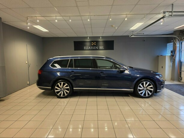 volkswagen-passat-plug-in-petrol-2017-big-3
