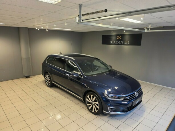 volkswagen-passat-plug-in-petrol-2017-big-1