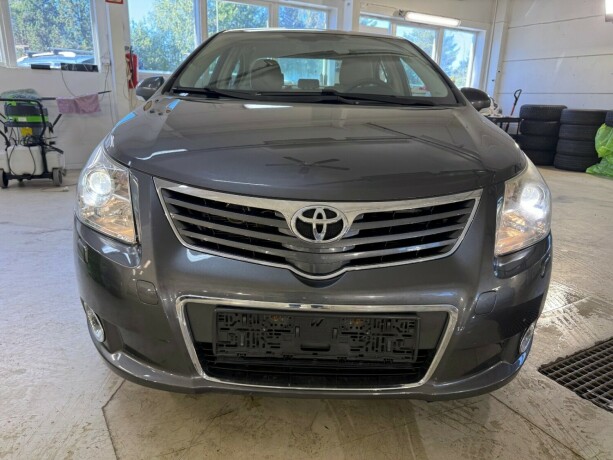 toyota-avensis-diesel-2010-big-8