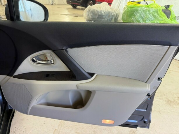toyota-avensis-diesel-2010-big-19