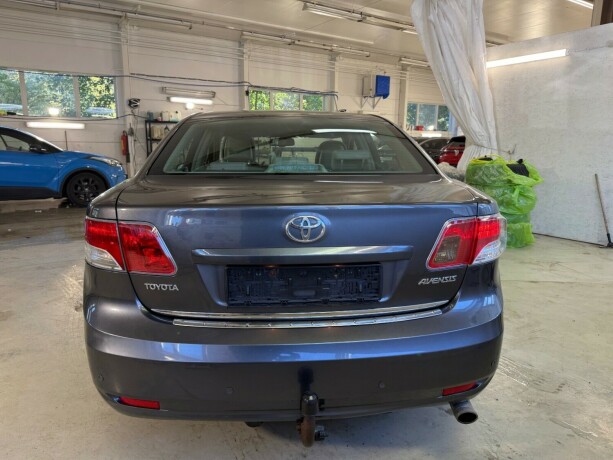 toyota-avensis-diesel-2010-big-4
