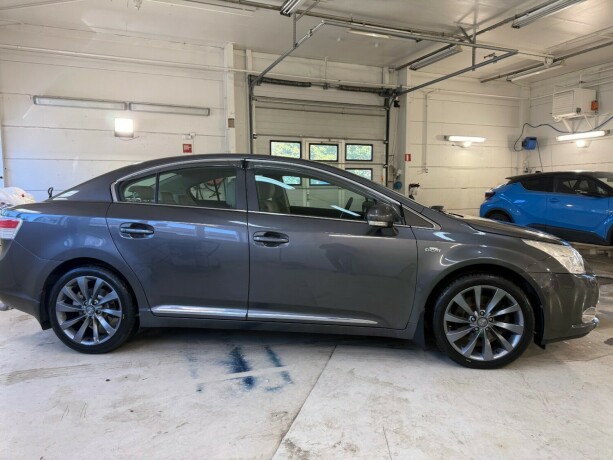 toyota-avensis-diesel-2010-big-6
