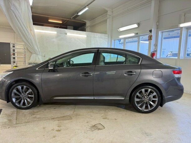 toyota-avensis-diesel-2010-big-2
