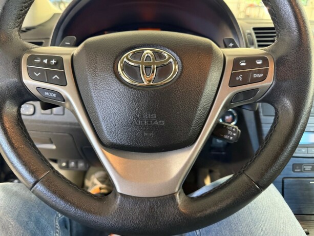 toyota-avensis-diesel-2010-big-10