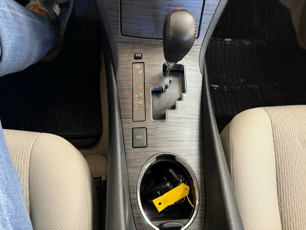 toyota-avensis-diesel-2010-big-16
