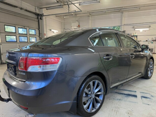 toyota-avensis-diesel-2010-big-5