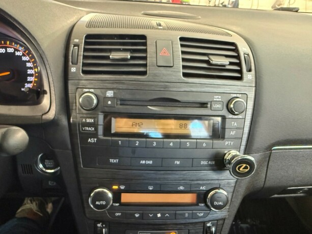 toyota-avensis-diesel-2010-big-14