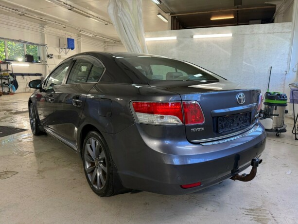 toyota-avensis-diesel-2010-big-3