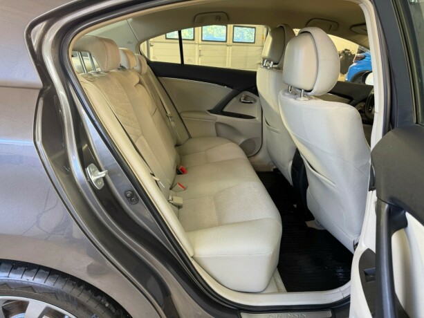 toyota-avensis-diesel-2010-big-22