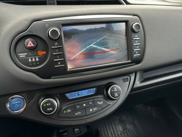 toyota-yaris-elektrisitetbensin-2018-big-20