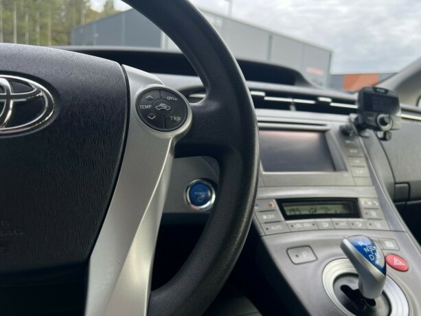 toyota-prius-elektrisitetbensin-2013-big-15