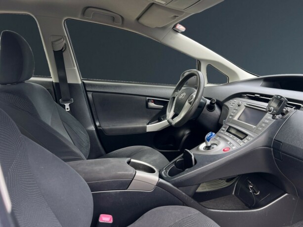 toyota-prius-elektrisitetbensin-2013-big-11