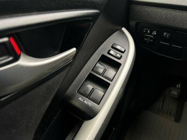 toyota-prius-elektrisitetbensin-2013-big-22