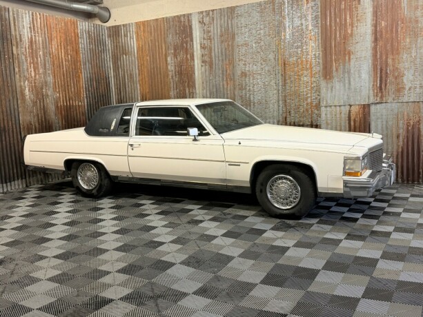 cadillac-fleetwood-brougham-bensin-1981-big-1