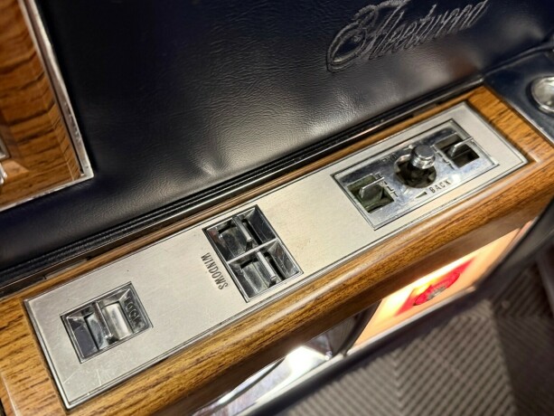cadillac-fleetwood-brougham-bensin-1981-big-21
