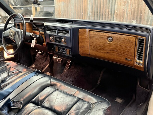cadillac-fleetwood-brougham-bensin-1981-big-29