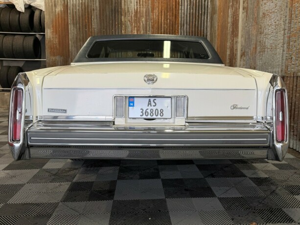 cadillac-fleetwood-brougham-bensin-1981-big-16