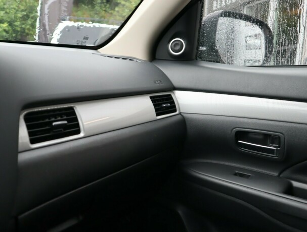 mitsubishi-outlander-elektrisitetbensin-2015-big-13