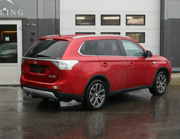 mitsubishi-outlander-elektrisitetbensin-2015-big-1