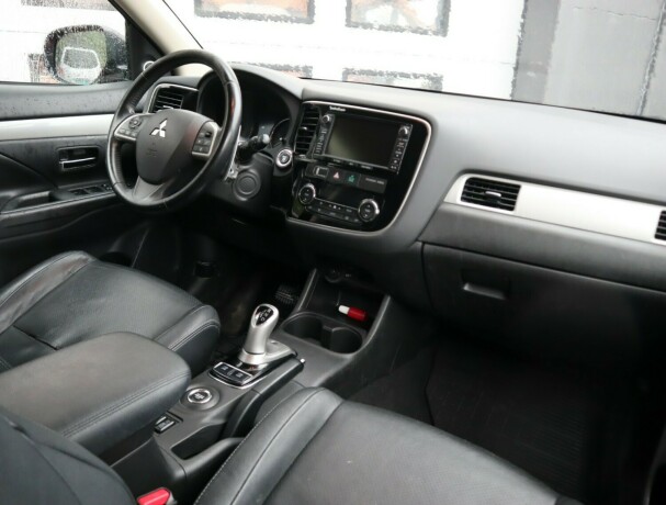 mitsubishi-outlander-elektrisitetbensin-2015-big-8