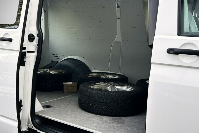 volkswagen-transporter-diesel-2023-big-13