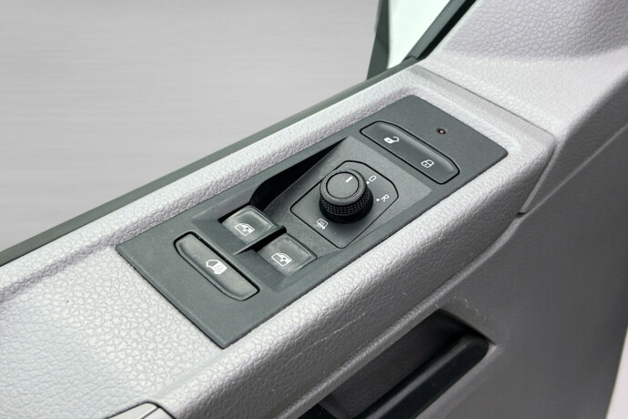 volkswagen-transporter-diesel-2023-big-11