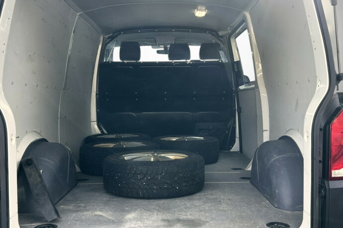 volkswagen-transporter-diesel-2023-big-12