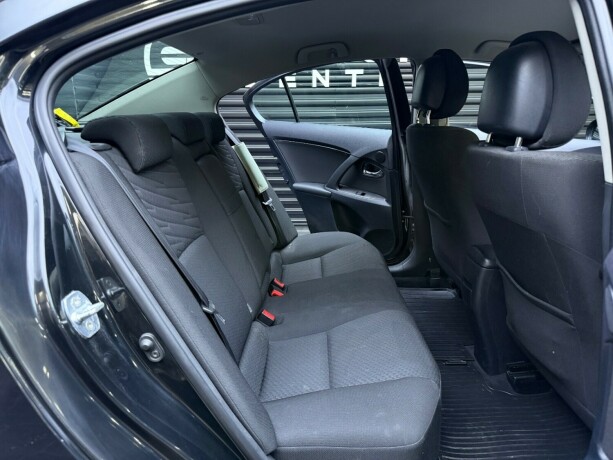 toyota-avensis-bensin-2011-big-21
