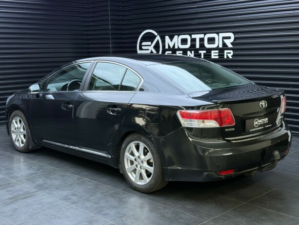 toyota-avensis-bensin-2011-big-1