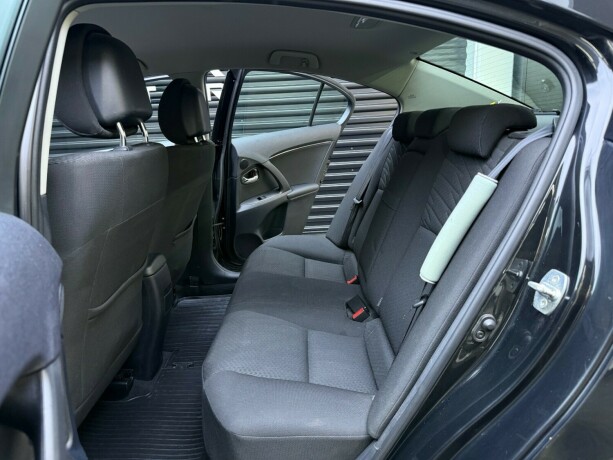 toyota-avensis-bensin-2011-big-20