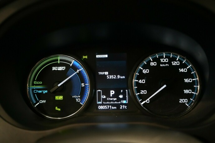 mitsubishi-outlander-elektrisitetbensin-2020-big-12