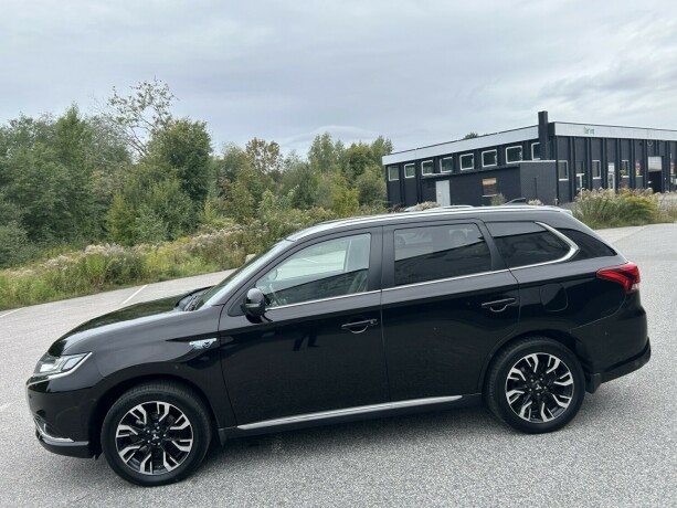 mitsubishi-outlander-elektrisitetbensin-2016-big-3