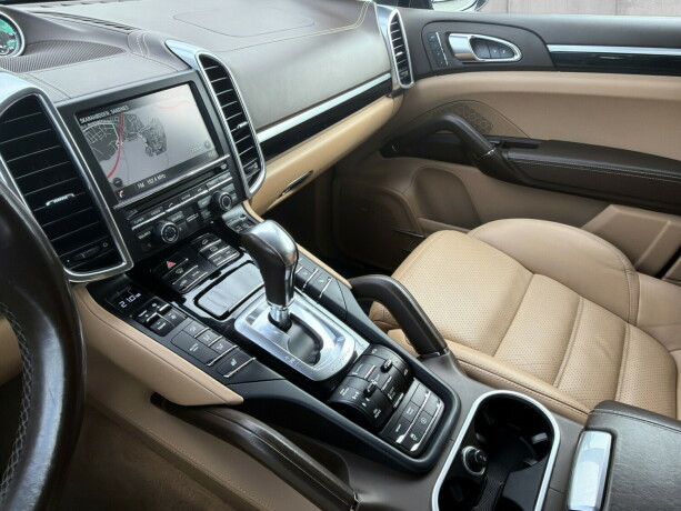 porsche-cayenne-diesel-2015-big-12