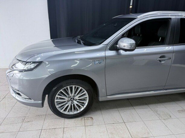 mitsubishi-outlander-plug-in-petrol-2020-big-3