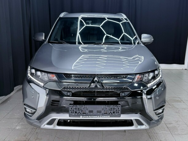 mitsubishi-outlander-plug-in-petrol-2020-big-1